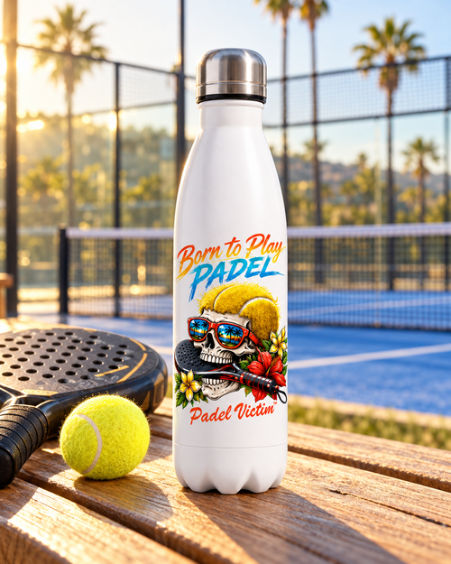 Mockup de la bouteille Born to Play 500 ml sur un banc au bord d’un terrain de padel, avec raquette, balle et palmiers.
