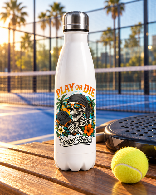 Mockup de la bouteille Play or Die 500 ml au bord d’un terrain de padel, avec raquette et balle.