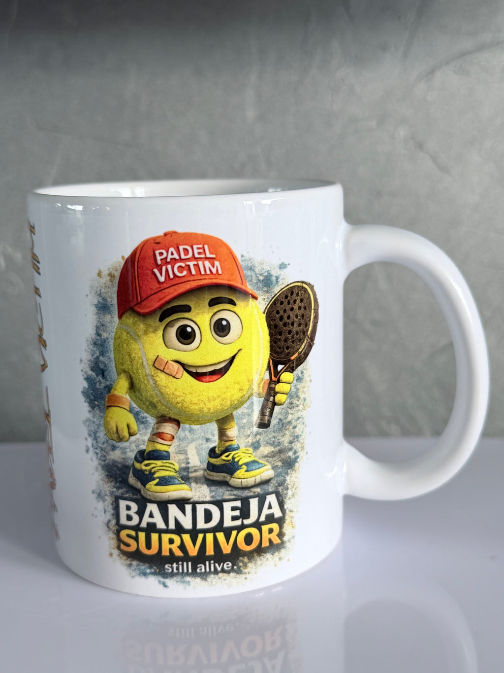 Autre face du mug Apéro Padel 325 ml : balle avec casquette rouge et raquette, inscription Bandeja Survivor.