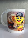 Mug blanc Padel Victim avec balle souriante portant une casquette, chope et barbecue.