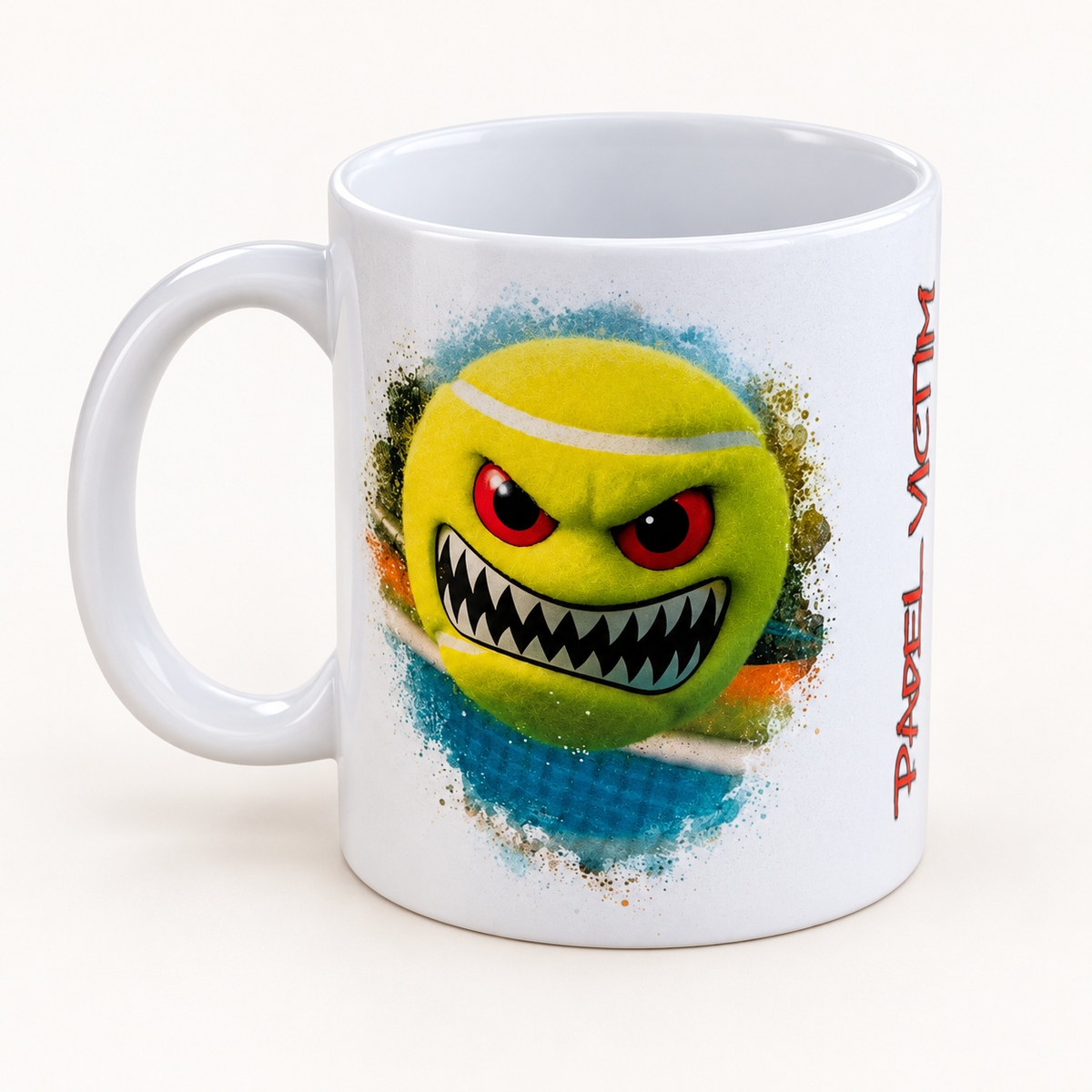 Vue studio du mug blanc Tomahawk 325 ml, motif balle aux yeux rouges et dents acérées, sur fond clair.