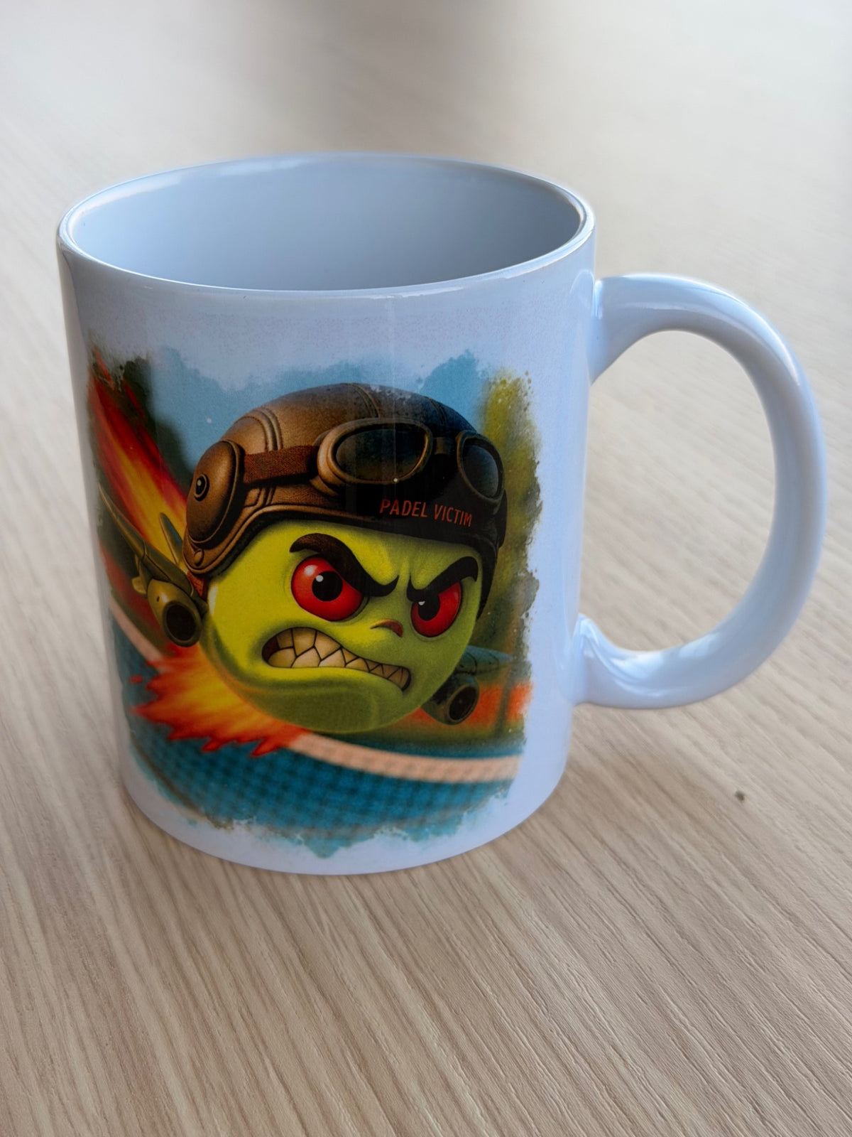 Mug Tomahawk 325 ml, autre face avec balle aviateur portant un casque et des lunettes.