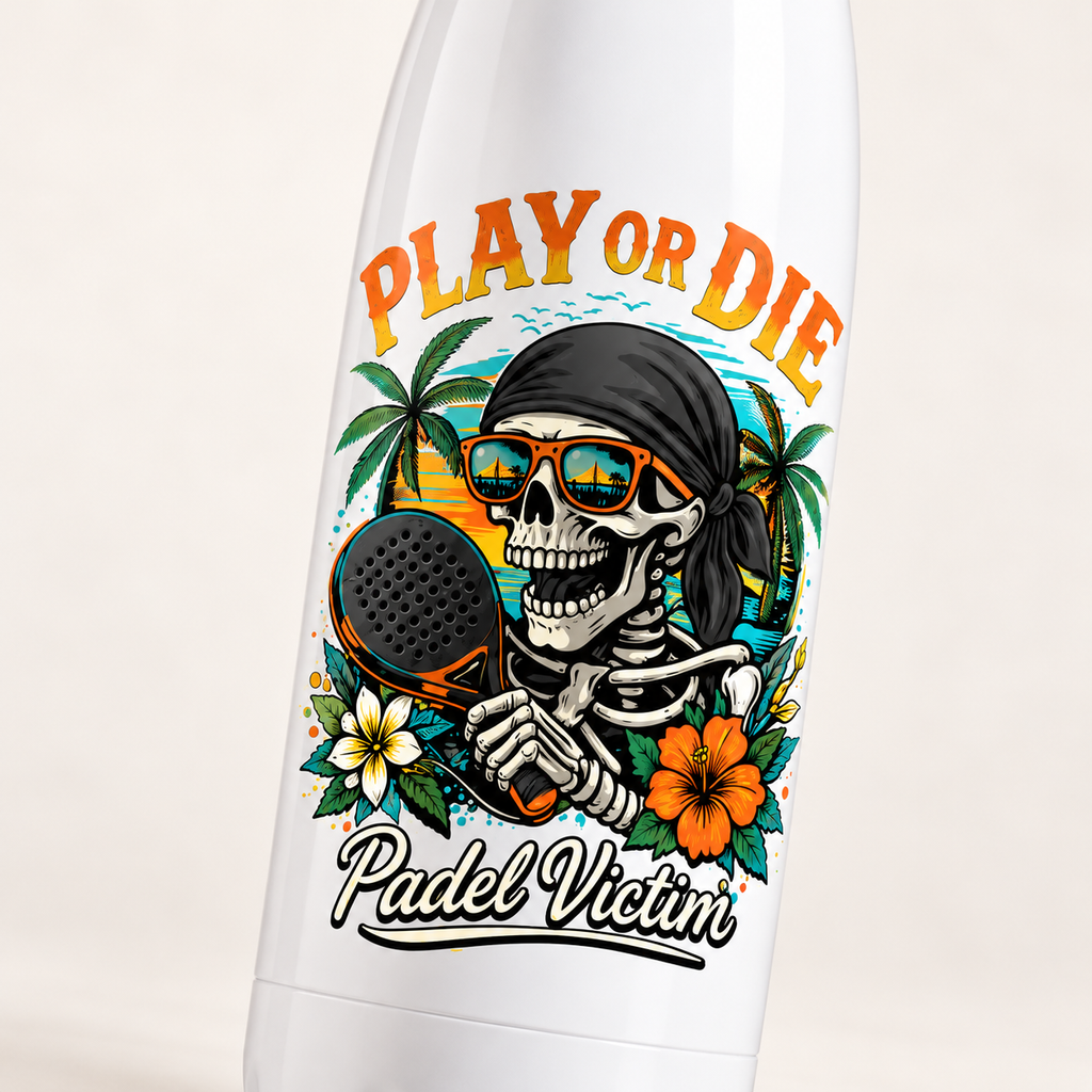Vue rapprochée simulée du motif de la bouteille Play or Die 500 ml