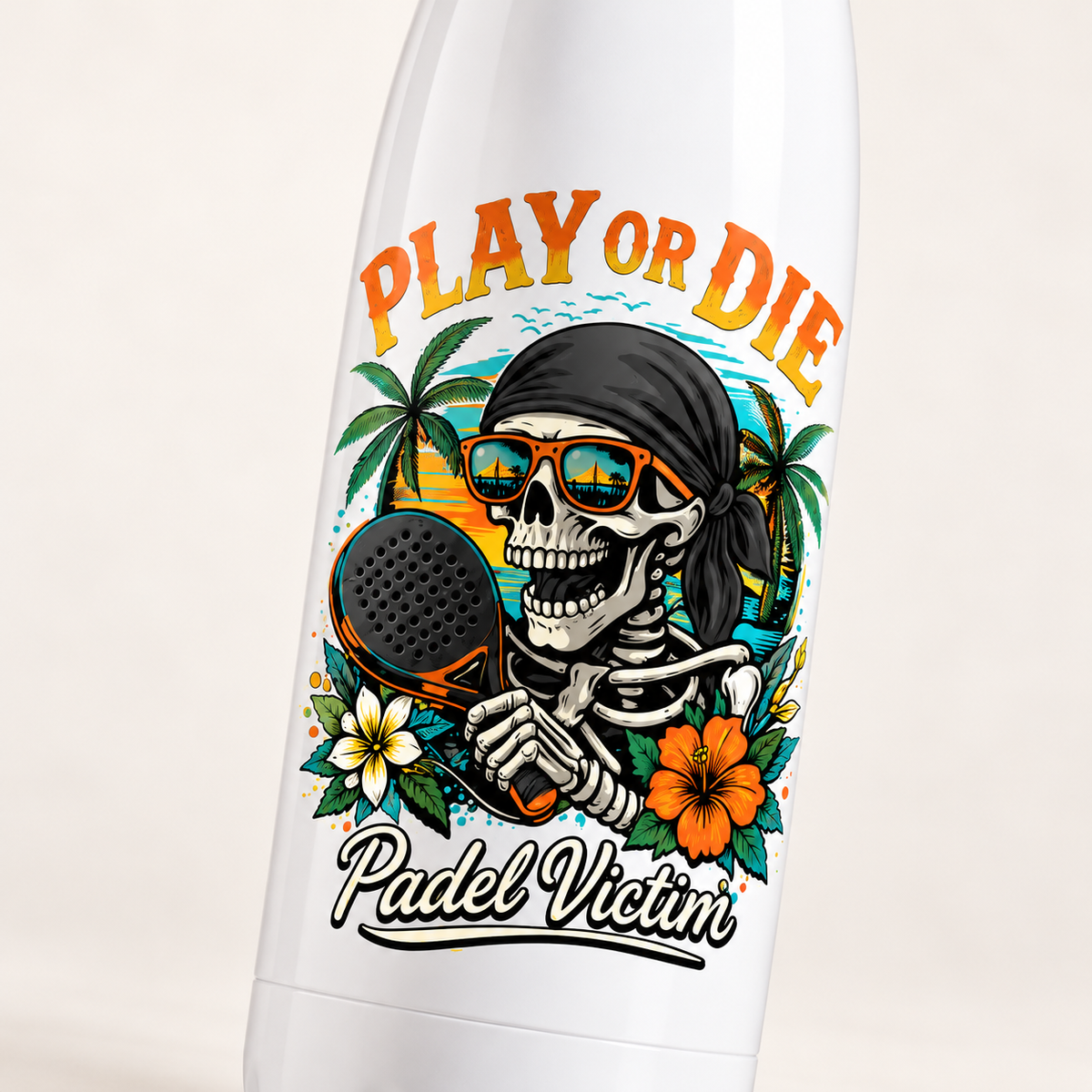Vue rapprochée simulée du motif de la bouteille Play or Die 500 ml