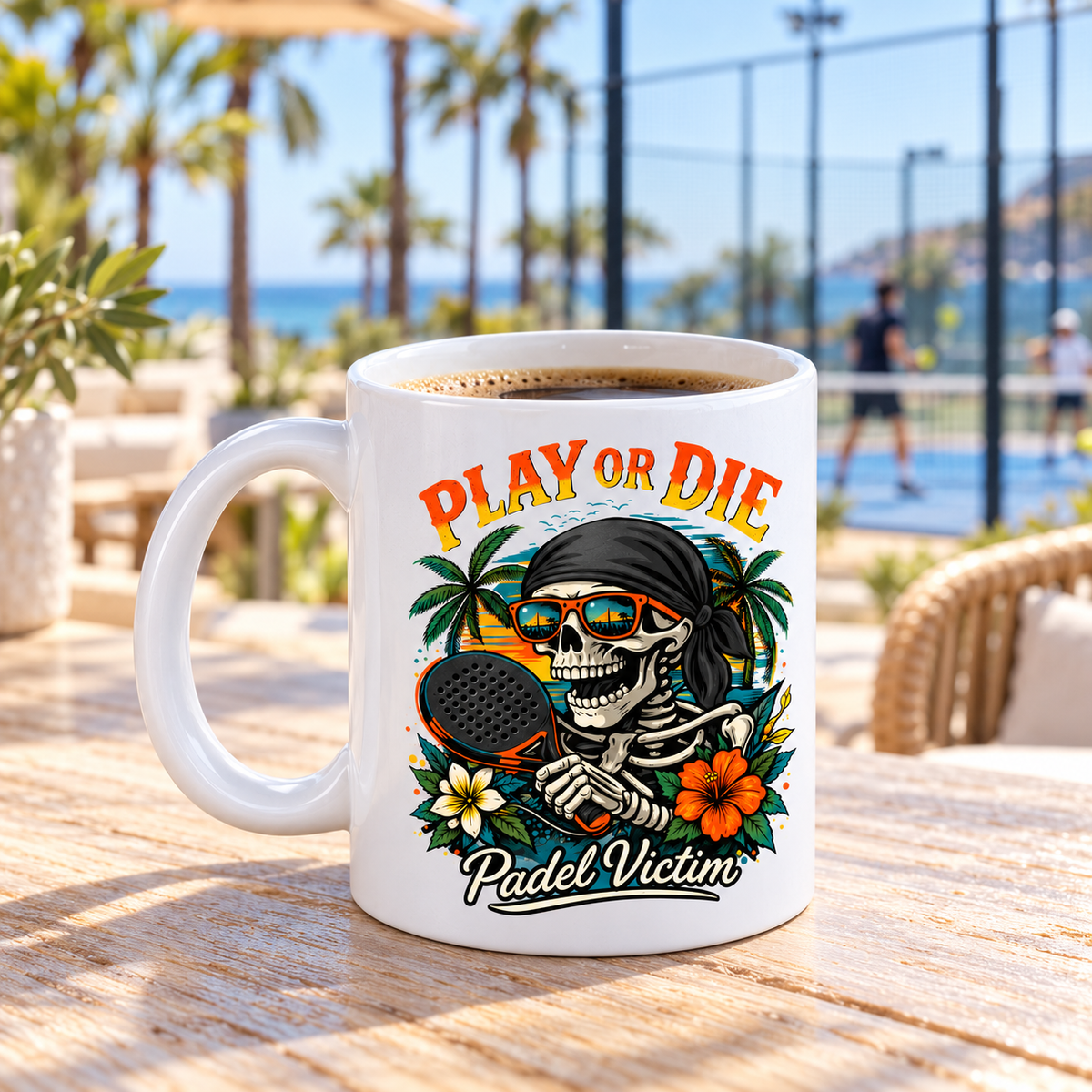 Mockup du mug Play or Die 325 ml sur une terrasse de padel